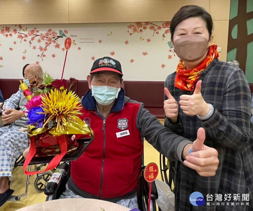 高榮南院護理之家花藝活動 迎蛇年住民展笑顏