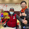 高榮南院護理之家花藝活動 迎蛇年住民展笑顏