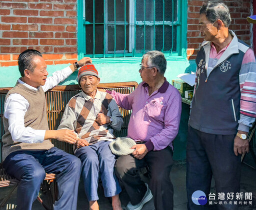 翁章梁關懷獨居長輩 年前到府送暖貼春聯