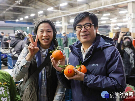 關心年前農產品供應情形 陳其邁早起巡訪鳳山、高雄果菜市場