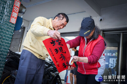 里鄰長總動員送幸福！ 方文山執筆超夯「蛇現幸福」春聯發送百萬家戶