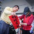 里鄰長總動員送幸福！ 方文山執筆超夯「蛇現幸福」春聯發送百萬家戶