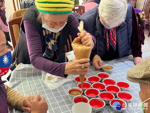 喜迎春節到來 彰化榮家教導住民長輩製作發糕