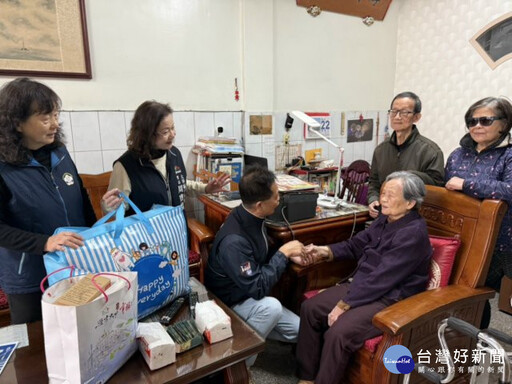 大甲區長探視96歲阿嬤 贈驅寒物品