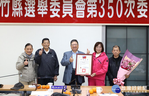 湖口勝利村長補選羅芬蘭出線 楊文科頒當選證書恭賀