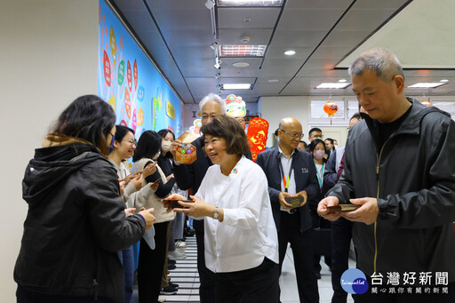 祝福同仁「幸福」迎新年 黃敏惠親手分送春節紅包