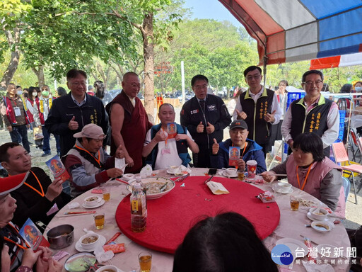 左鎮噶瑪噶居寺佛祖請吃飯 街友、低收戶及身障弱勢歡樂圍爐