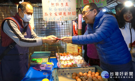 侯友宜板橋新埔攤集區拜年 發送「蛇福泰吉」福袋