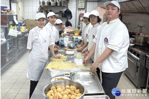 發揮所學料理年菜 中華大學國際生歡喜過年