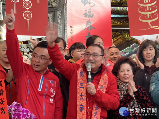 農曆年初一宮廟參拜祈福 侯友宜發放蛇年福袋