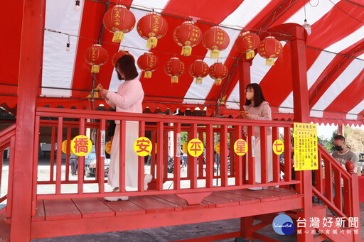 許淑華年初一跑7宮廟 為投縣民祈福發送小紅包