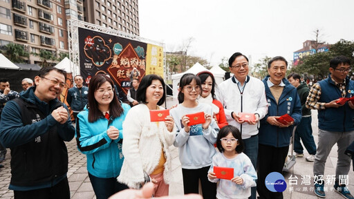 春節活動發放福袋 張善政：祝福市民新年闔家平安