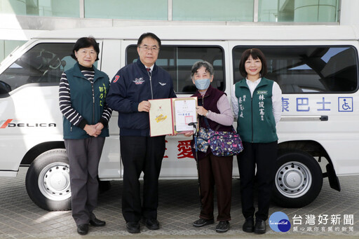 協助市府交通接送身障弱勢 李金粉、鄭大千母子合贈臺南復康巴士