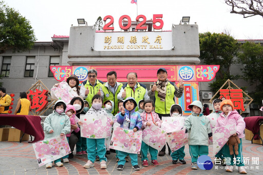 陳光復發送元宵提燈 陪伴鄉親歡慶佳節