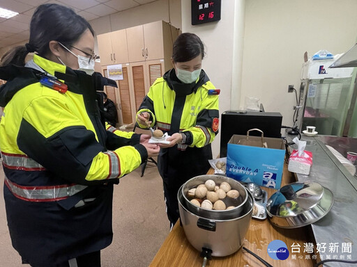 台灣燈會熱鬧登場 平鎮警特製茶葉蛋暖身更暖心