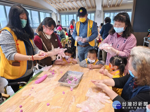 田中日照中心舉辦老幼共學 祖孫一同搓湯圓慶元宵