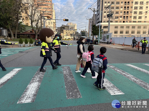 桃園市警力開學日全面動員 讓學童安全走入校園