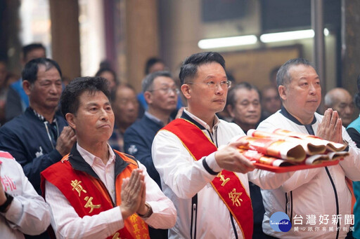 大園內海貴文宮遶境祈福儀式 蘇俊賓實踐諾言挑戰赤腳過火