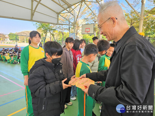 免費教科書助安心就學 黃敏惠開學日關心校園情況