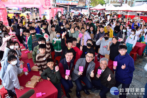 台中東勢新丁粄節開幕 120斤超大新丁粄送好運