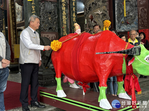 傳承百年古禮 嘉義市大天宮舉行「鞭春牛勸勤儀式」