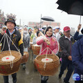 馬鳴山鎮安宮遶境吃飯擔 萬人齊聚吃平安