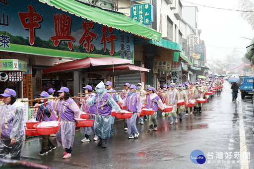 受天宮米糕桃吃平安 許淑華出席團拜揭桃祝壽