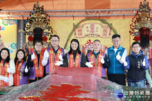 受天宮米糕桃吃平安 許淑華出席團拜揭桃祝壽