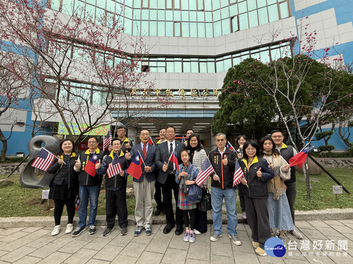 美國南加州聖蓋博市長訪板橋 共植櫻花樹深化友誼