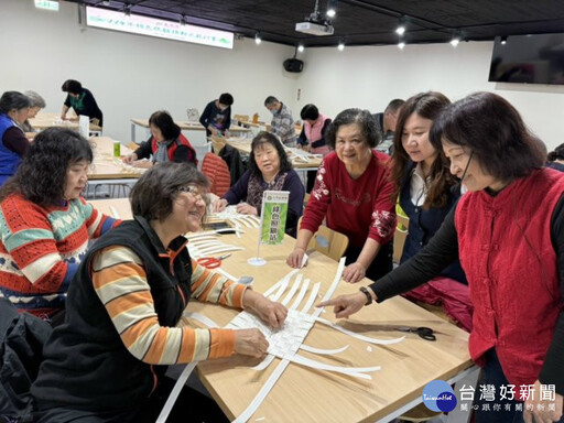 張素美熱衷節能減碳 教20餘位長輩進行編織時鐘工藝課程