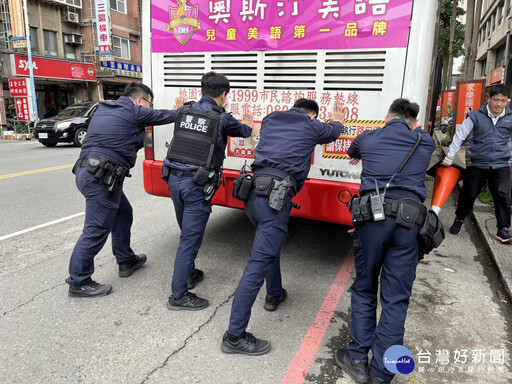 市區公車拋錨路中央 警民合作人人都是推手