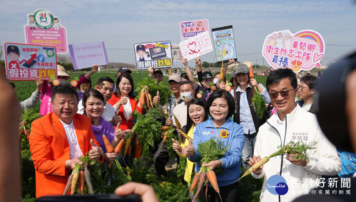 深化食農教育 張麗善與民眾體驗拔胡蘿蔔