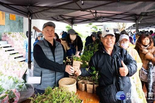 林保署竹分署植樹月贈苗寒風中登場 民眾踴躍捐贈發票兌換樹苗