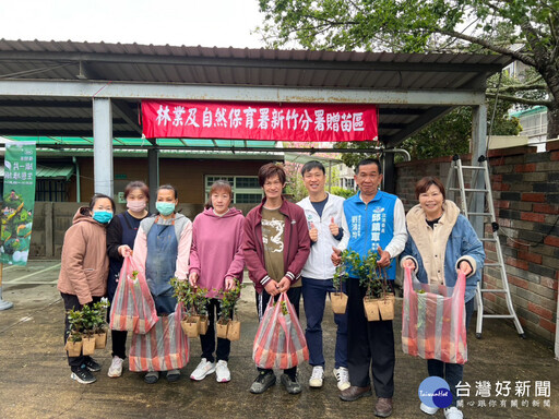 林保署竹分署植樹月贈苗寒風中登場 民眾踴躍捐贈發票兌換樹苗