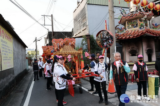 縣定古蹟草屯朝陽宮媽祖聖駕回庄巡香 許淑華與信眾開香祈福