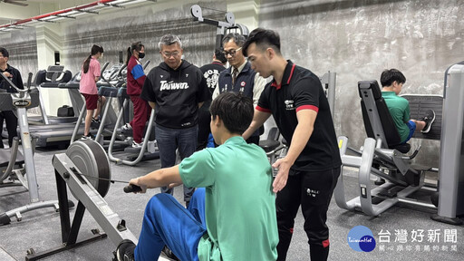 蔡其昌媒合WorldGym捐贈器材 助清水國中打造健身中心