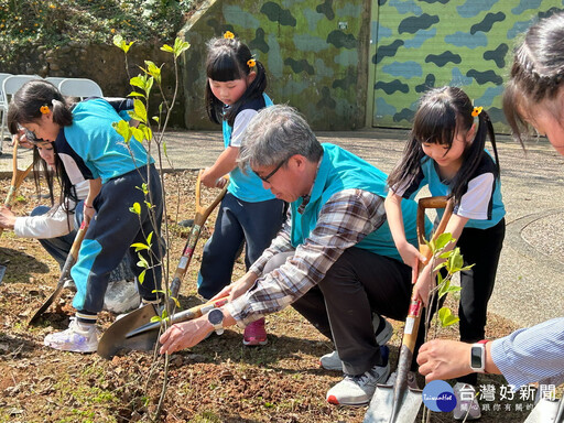 參山處植樹節送苗木 三地同步推低碳旅遊環境