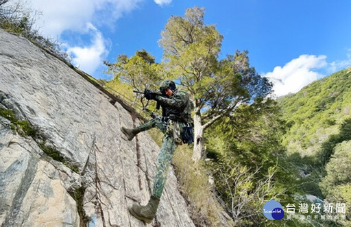 迎接兒童節 陸軍特戰英雄空降大里藝術廣場