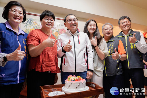 元馨儀獲選模範母親 侯友宜致贈禮物道賀