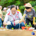 溪海休閒農業區西瓜節登場 張善政邀民眾下田體驗種瓜樂