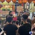 楊梅警攜手「神」隊友 宮廟宣導防詐騙