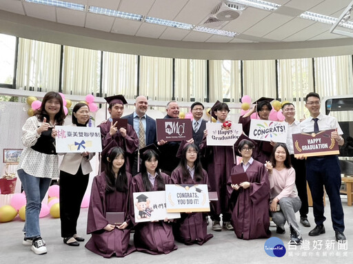 臺美高中雙聯畢業典禮 美國緬因中央中學校長來臺勉勵