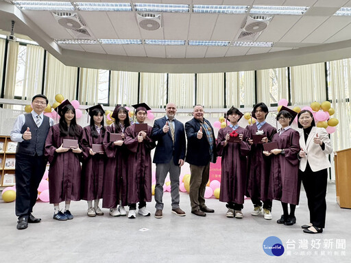 臺美高中雙聯畢業典禮 美國緬因中央中學校長來臺勉勵