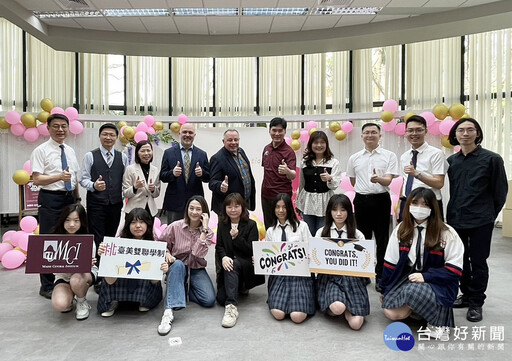 臺美高中雙聯畢業典禮 美國緬因中央中學校長來臺勉勵