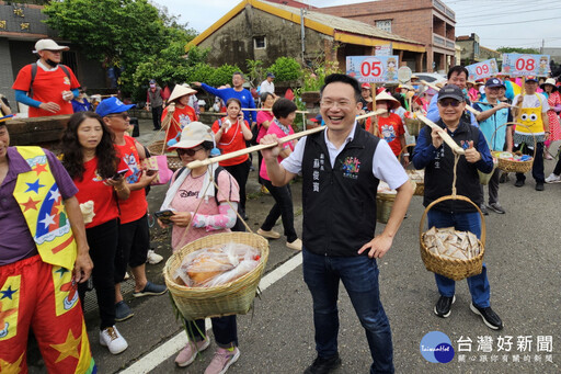 挑福擔創意踩街 石滬媽祖文化節熱鬧登場