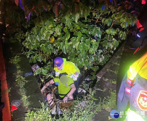 雨夜醉漢滾溝求救 龜山警冒雨救援