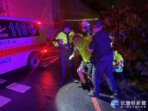 雨夜醉漢滾溝求救 龜山警冒雨救援
