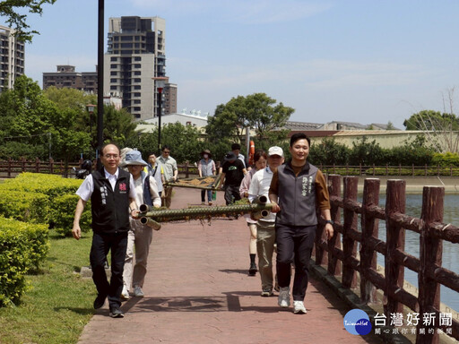 竹編生態浮島下水 八德百人齊力守護西坡埤生態