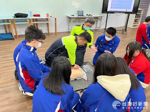 扎根急救觀念 竹市消防局前進校園辦理CPR認證