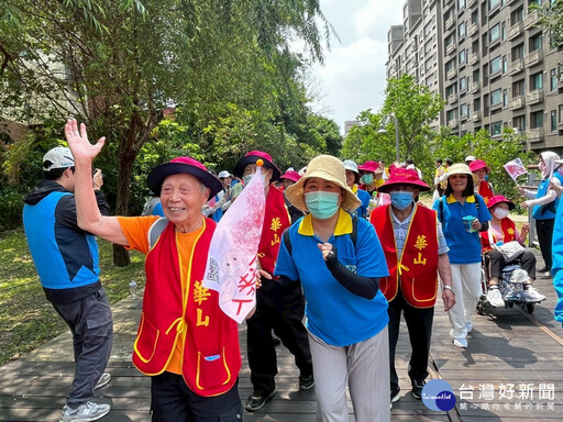 華山基金會「逗陣愛老讓愛無限」 桃林鐵路牽手同行健走活動